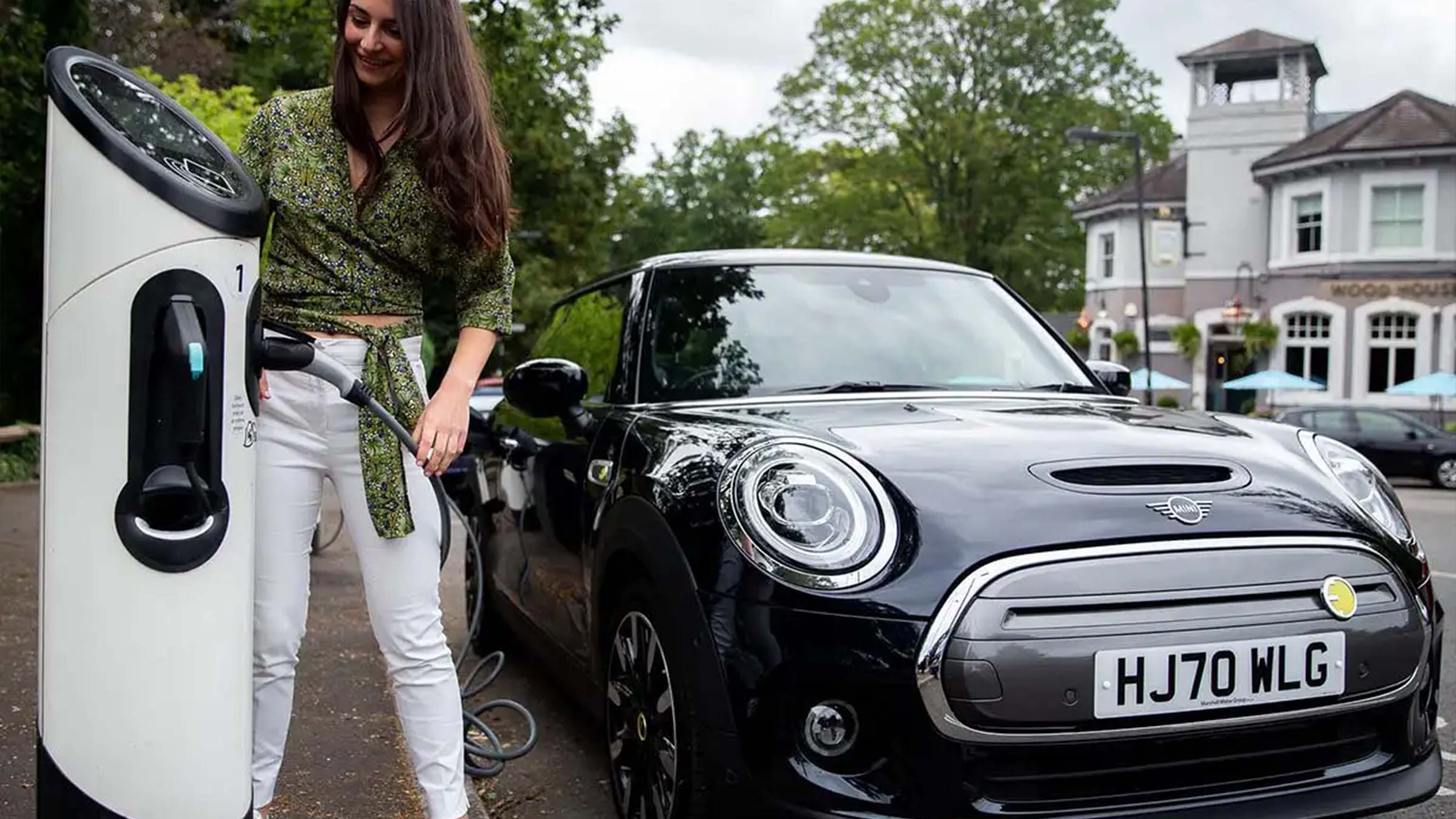 MINI Emobility Stories - Misty - recarga fácil